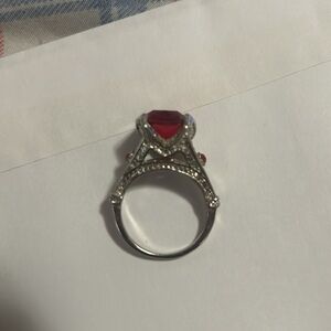Ruby red ring size 10 pretty for a lady that loves stone and diamond cut💅